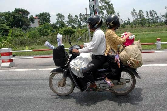Hình ảnh tham gia giao thông quen thuộc ở Việt Nam
